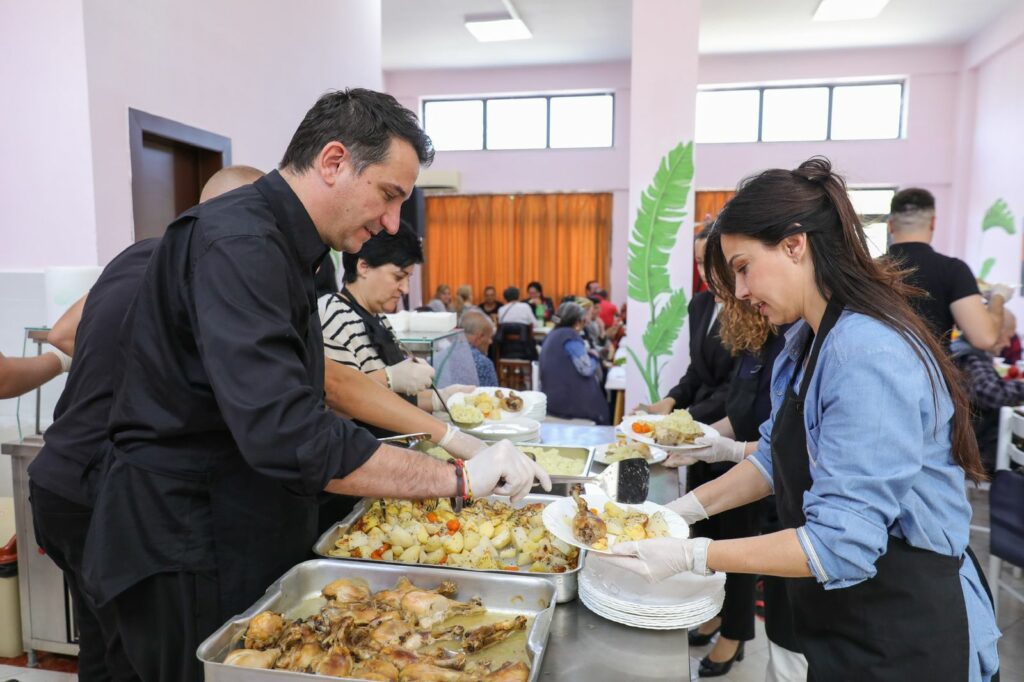 Veliaj shërben drekën e Pashkës në qendrën sociale në Shkozë