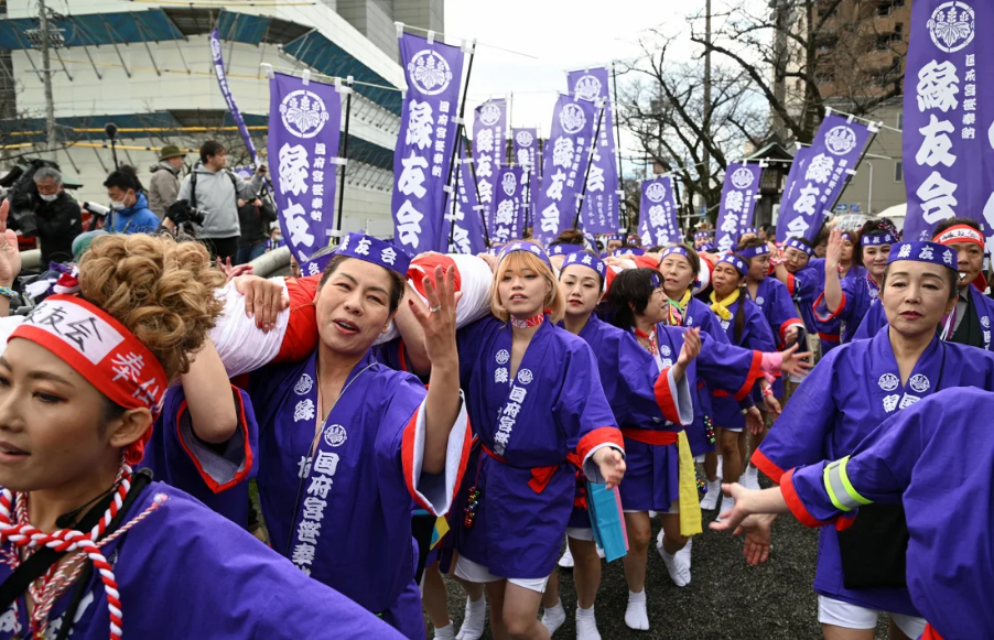 Gratë në Japoni ndryshojnë traditat, marrin pjesë për herë të parë në “festivalin e zhveshjes”