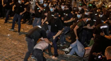 Protestuesit përleshen me policinë në Gjeorgji