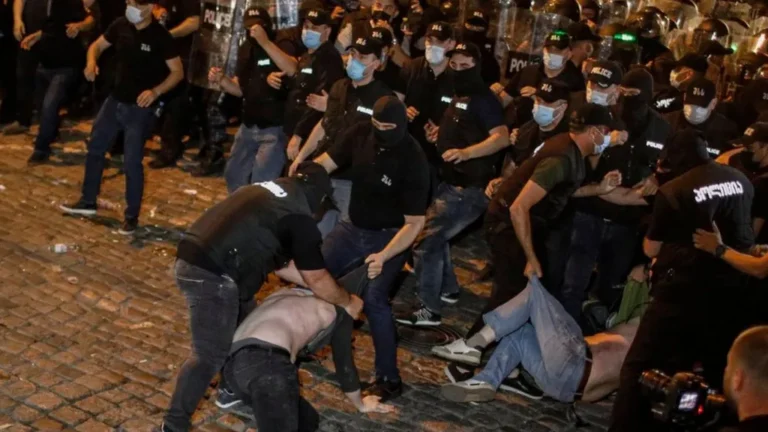 Protestuesit përleshen me policinë në Gjeorgji