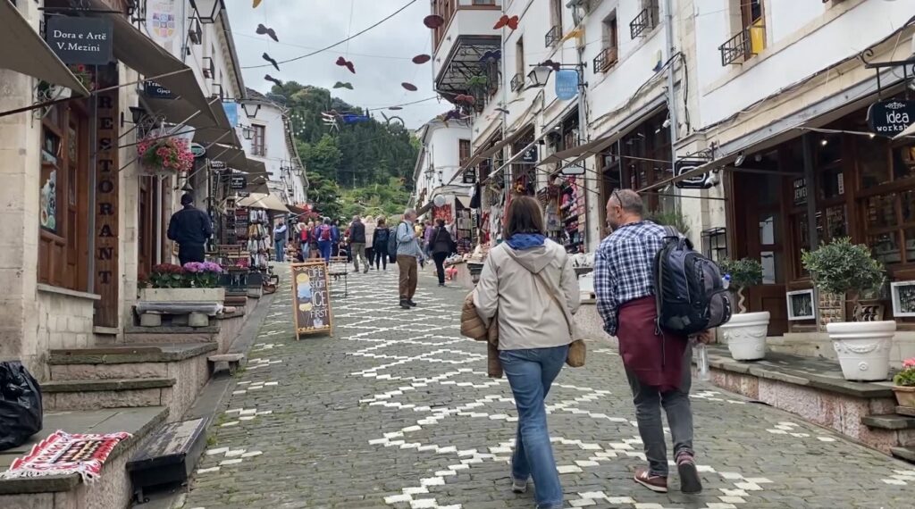 Fluks turistësh në Gjirokastër. Golemi: Këtë vit presim deri në 500 mijë vizitorë