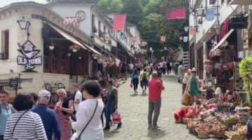 Turistët pushtojnë sokaket e Gjirokastrës