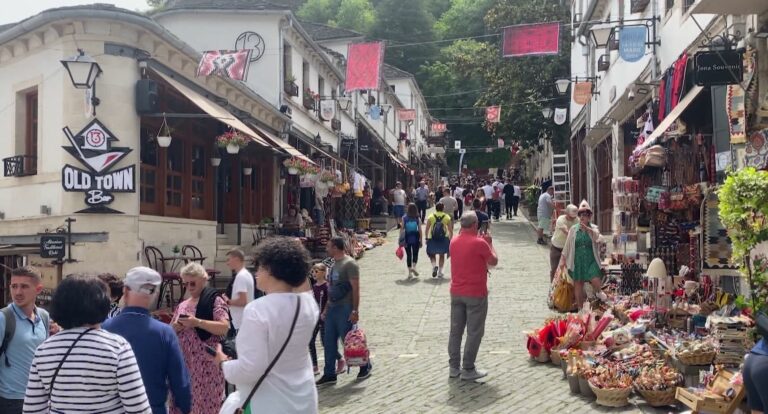 Turistët pushtojnë sokaket e Gjirokastrës