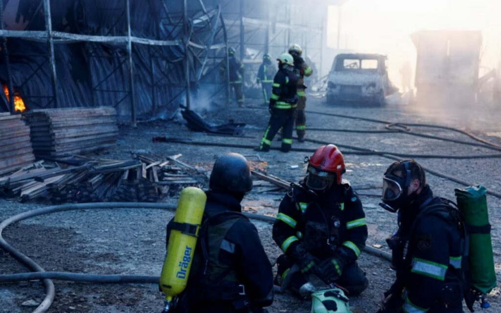 Rusia godet qendrën tregtare në Kharkiv