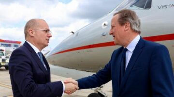 David Cameron mbërrin në Tiranë, pritet nga ministri Igli Hasani