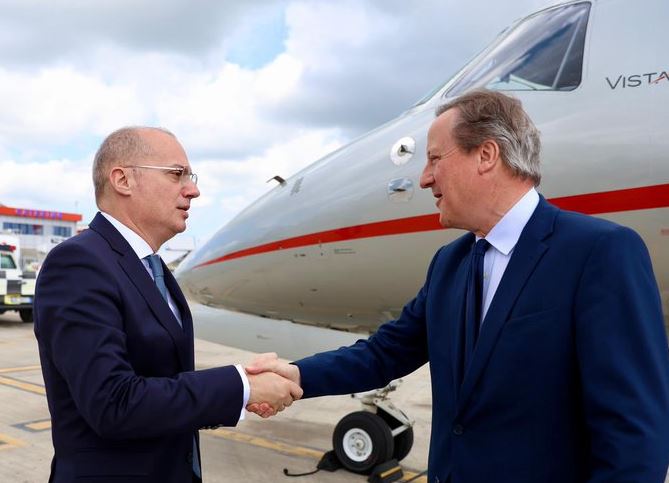 David Cameron mbërrin në Tiranë, pritet nga ministri Igli Hasani