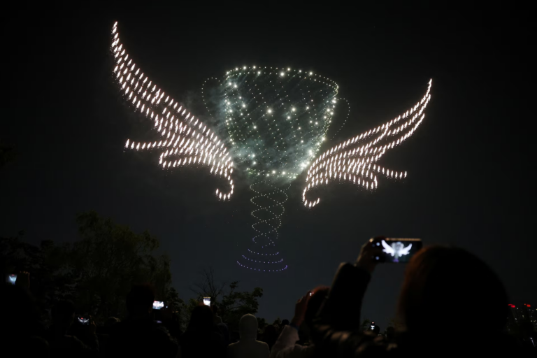 Koreja e Jugut, dronët dhurojnë spektakël në qiell