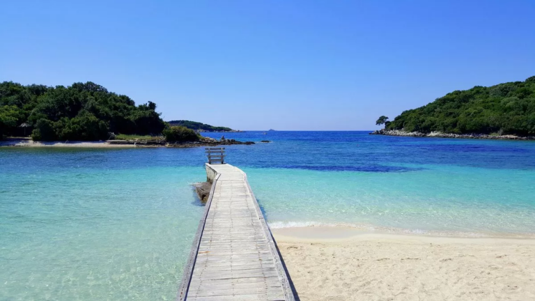 “The Mirror”: Shqipëria, destinacioni me plazhet më të bukura