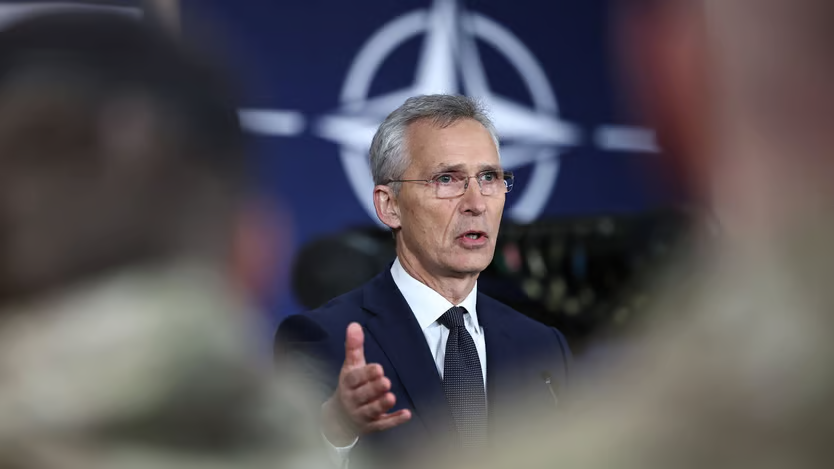 Stoltenberg: Lejoni Ukrainën të sulmojë me armë tokën ruse