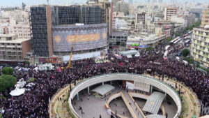 Mijëra iranianë mbushin rrugët për funeralin e Ebrahim Raisit