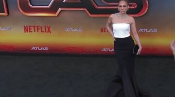 Jennifer Lopez parakalon e vetme në tapetin e kuq