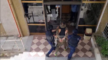 Me antiplumb dhe forca të shumta policie, Azgan Mërnica mbërrin në gjykatë për masë sigurie