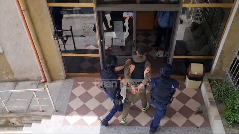 Vrau policin, Azgan Mërnica shkon në gjykatë me antiplumb dhe forca të shumta policie. Braktiset nga avokatët