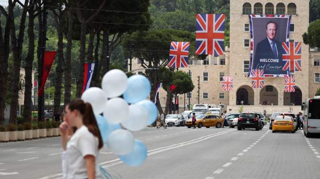 Cameron ndërpreu vizitën në Tiranë, telefonon Begajn: Shqipëria, aleate e ngushtë e NATO-s
