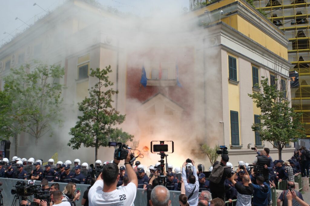 Protestë para Bashkisë së Tiranës, hidhet sërish molotov