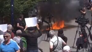 Molotov në këmbët e gazetarëve, AMA ngre alarmin: Të garantohet puna e mediave