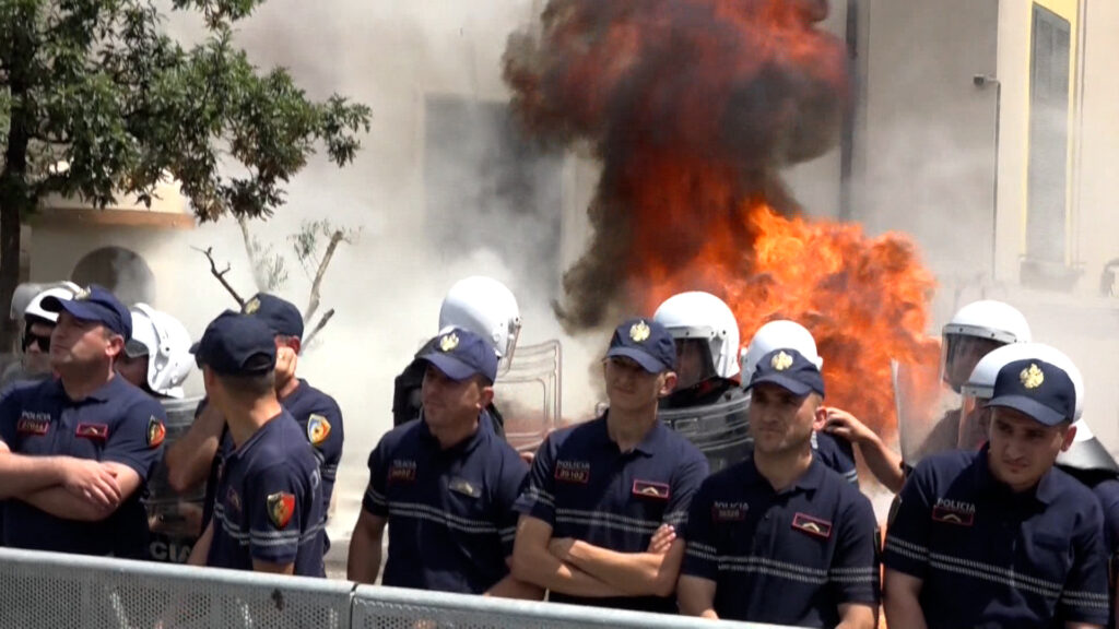 Protesta, molotovi u rrezikoi jetën qytetarëve e gazetarëve