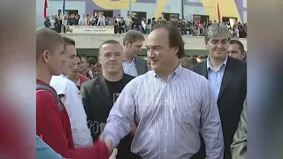 Aktori Jim Belushi viziton gjimnazin “Sami Frashëri” në Shqipëri-(10 Nëntor 2008)