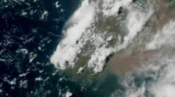 Sateliti kap momentet e frikshme të avionit të “Singapore Airlines”