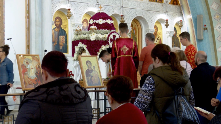Besimtarët ortodoksë kremtojnë të Premten e Zezë