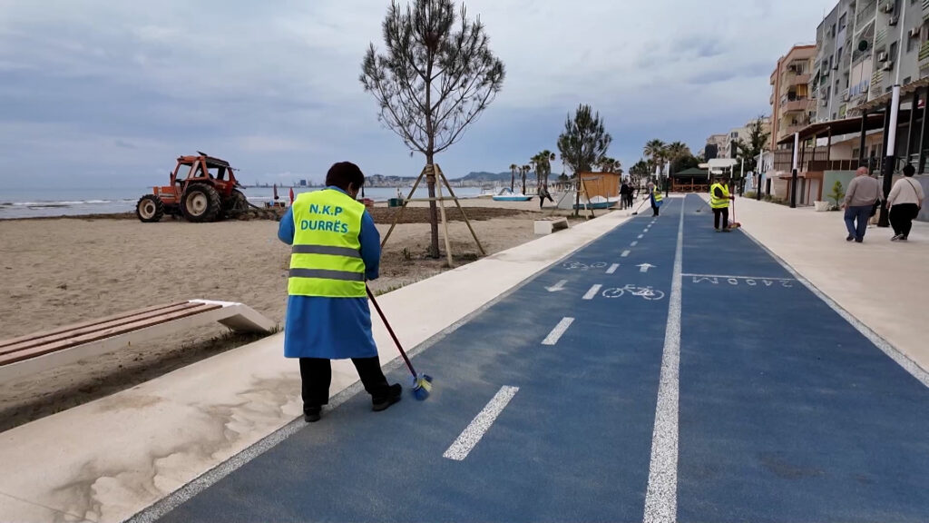 Pastrohet bregdeti i Durrësit, gati për sezonin turistik