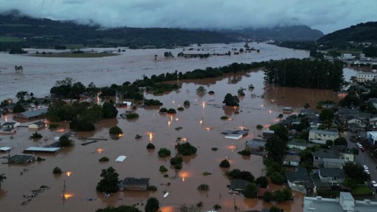 Brazili përballet me përmbytjet më të rënda në 80 vite
