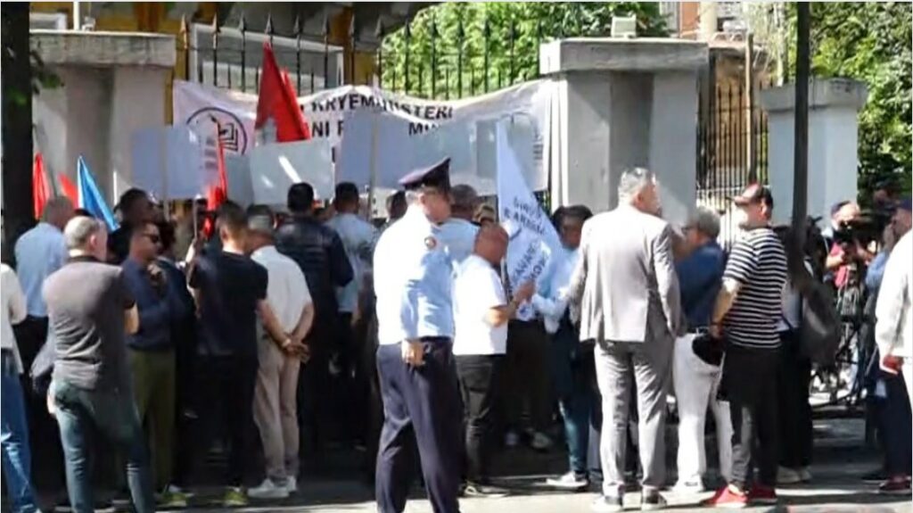 1 Maji, mësuesit protestë te Ministria e Arsimit. Kërkojnë rritje pagash
