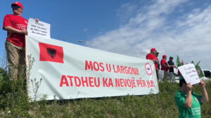 &#8220;Mos u largoni! Atdheu ka nevojë për ju&#8221;, protesta simbolike në Rinas