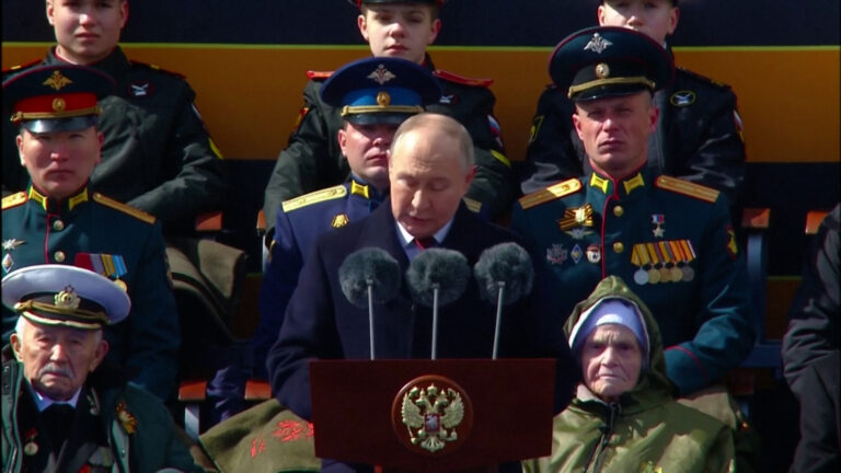 &#8216;Dita e Fitores&#8217;, Putin pranon se Rusia ndodhet në vështirësi