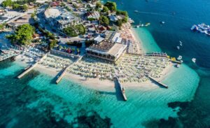 “Daily Express”: Shqipëria, vendi që krenohet me plazhet e Maldives