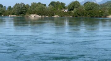 E rëndë në Shkodër! Gjendet një fëmijë i mbytur në lumin Drin, dyshohet se nëna dhe 2 fëmijët e tjerë kanë humbur jetën