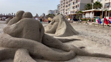 Skulpturat në rërë në bregdetin e Durrësit