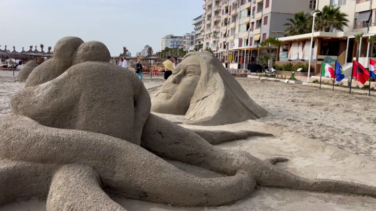 Skulpturat në rërë në bregdetin e Durrësit