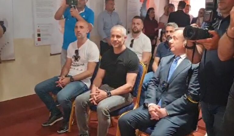 Sylvinho merr pasaportë shqiptare, bëhet qytetar i Lushnjes