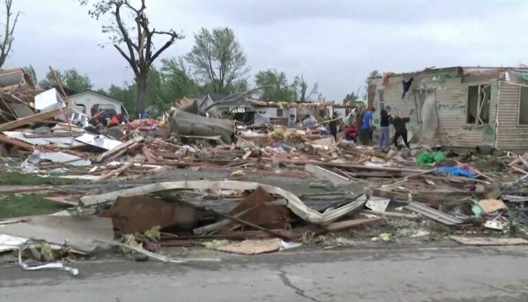 Tornado shkatërruese gjunjëzon Iowa