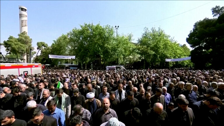 Turmat mblidhen përpara funeralit të Presidentit iranian