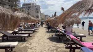 Turistët e huaj në Durrës: Na tërheqin çmimet e lira dhe ushqimi