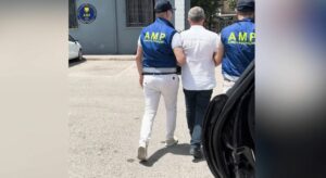 Dyshohet se tjetërsoi provat, në pranga polici në Tiranë