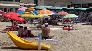 Temperaturat e larta, fluks në plazhin e Durrësit