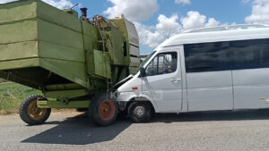 Furgoni përplaset me autokombajnën, plagosen 7 turiste franceze në Lushnje
