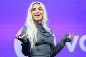 “Shportë platini”, Kim Kardashian debuton për herë të parë gërshetat e saj