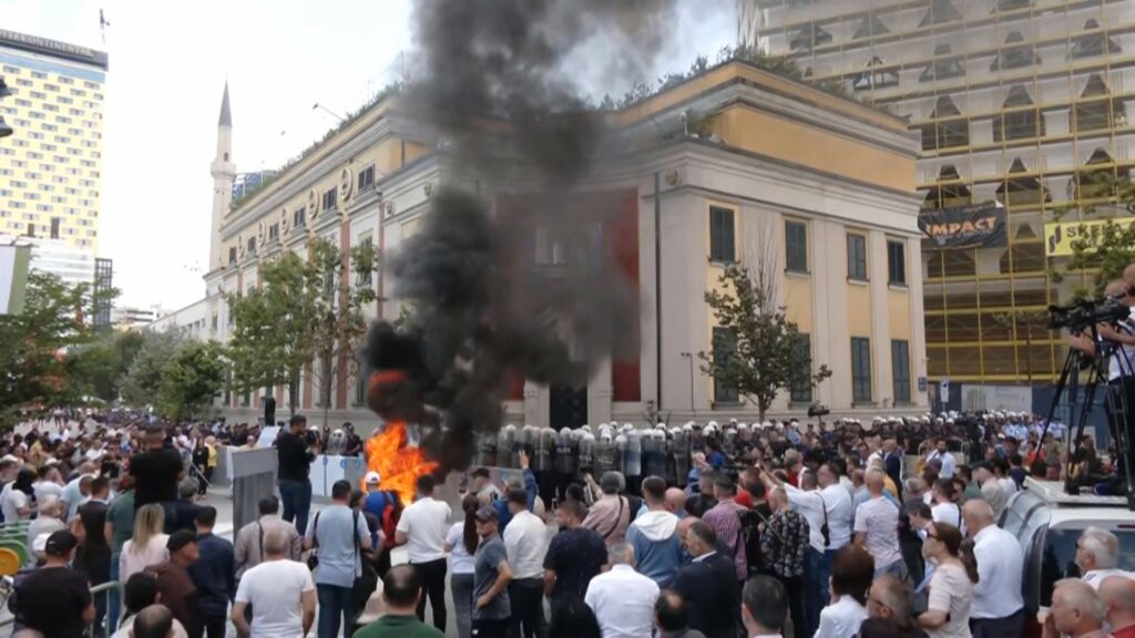 Protestuesit “braktisin” molotovin, u vënë flakën gomave