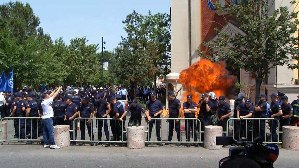 Opozita nuk ndal molotovët