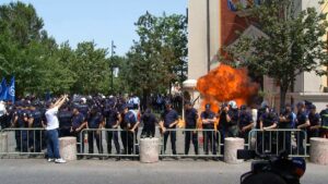 Opozita proteston sërish përpara Bashkisë Tiranë, hidhen mjete piroteknike dhe molotovë