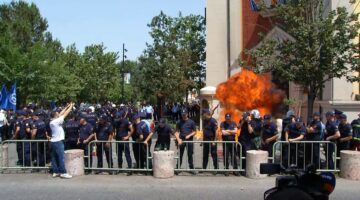 Protesta e 13-të e opozitës, molotovë drejt Bashkisë së Tiranës