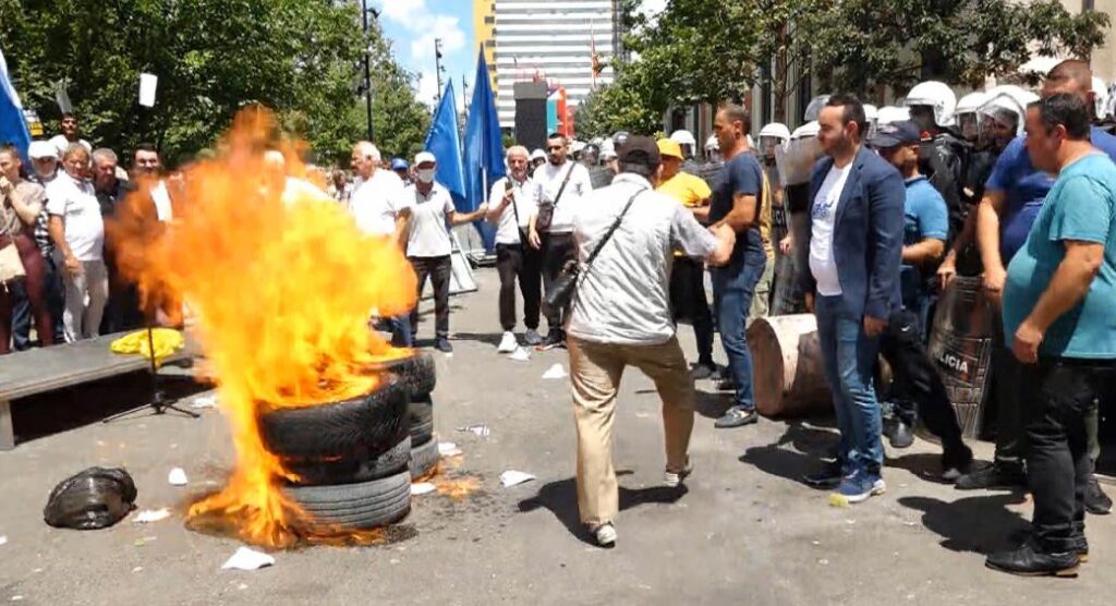 Protestë me flamuj e motolov para bashkisë