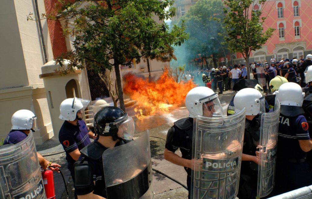 Tjetër tubim para Bashkisë së Tiranës, policia merr masa