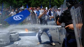 Opozita proteston sërish para Bashkisë së Tiranës