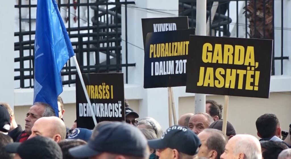 Opozita proteston të Enjten para Parlamentit