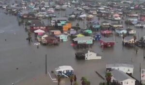 Stuhia tropikale Alberto përmbyt brigjet e Meksikës